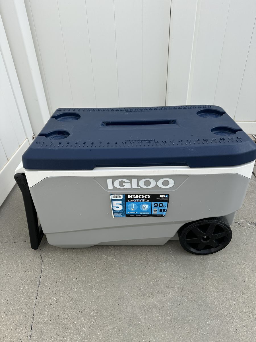 Igloo Latitude 90-Quart Roller Cooler With Handle