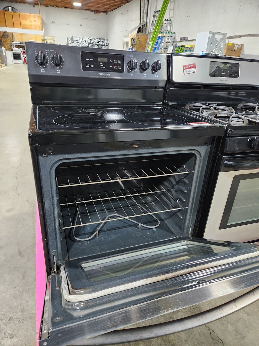 NICE FRIGIDAIRE STAINLESS STEEL GLASS TOP RANGE! W-WARRANTY