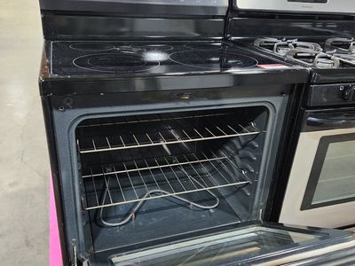 NICE FRIGIDAIRE STAINLESS STEEL GLASS TOP RANGE! W-WARRANTY