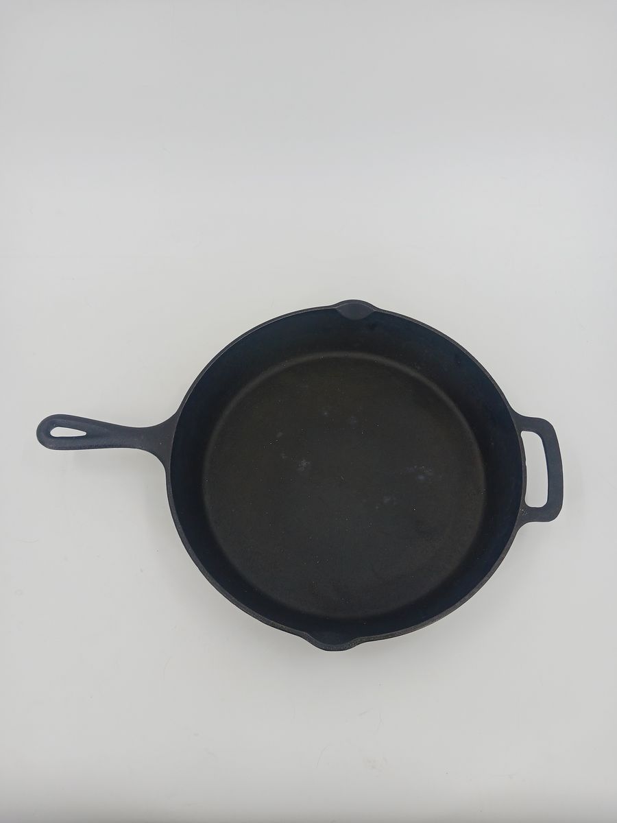 Lightly Used Mainstays 12 Inch Cast Iron Skillet with Single Helper Spout Black