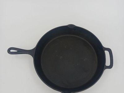 Lightly Used Mainstays 12 Inch Cast Iron Skillet with Single Helper Spout Black