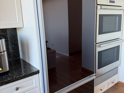 36" Sub-Zero Model 550 - Factory Black Finish - Working