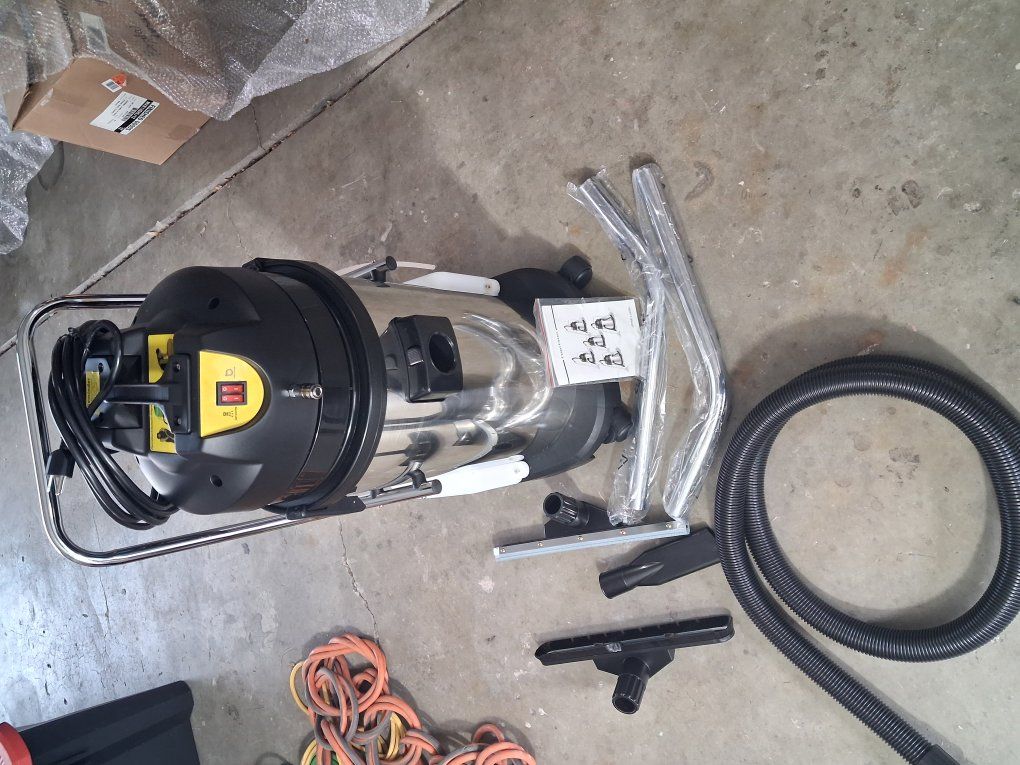 Heavy duty vacuum cleaning machine