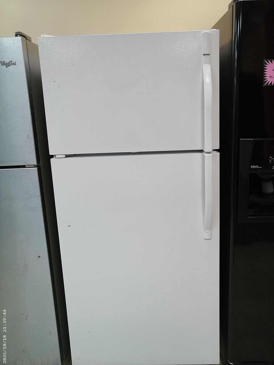 18 cf Top Freezer Refrigerator~90 Day Guarantee~With Ice Maker