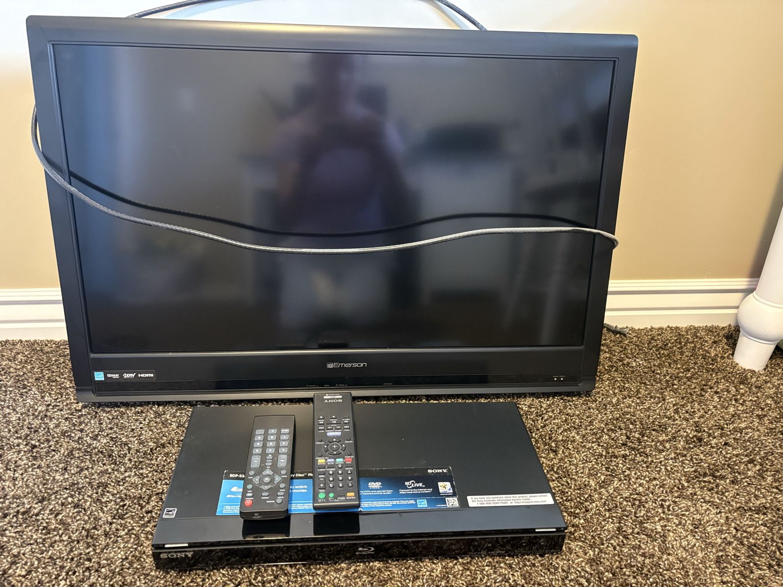 Emerson 32" 720p HD LCD TV with Sony Blu-ray DVD Player and Remotes