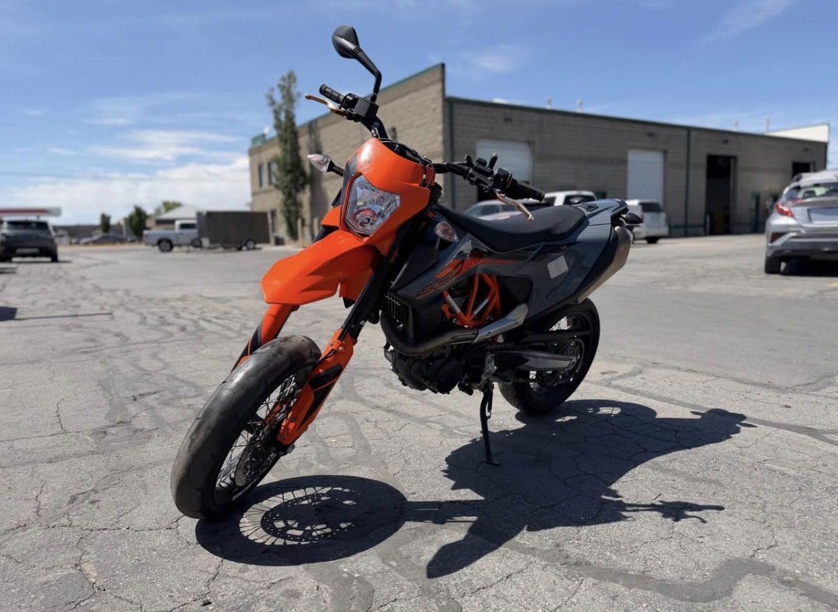 2022 KTM 690 SMC R