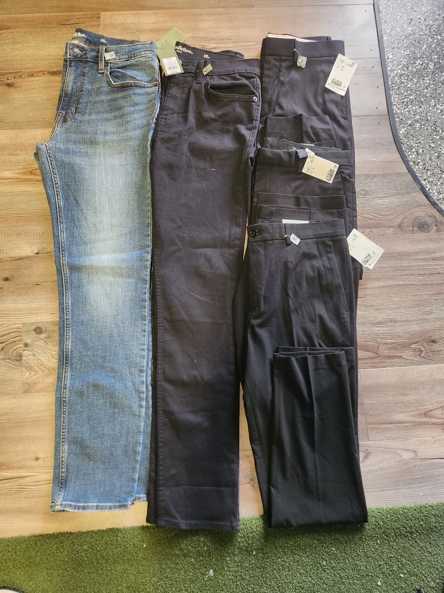 Men’s Size 32–33 Pants Bundle – Jeans & Dress Pants (5 Pair)