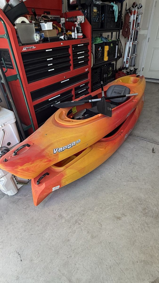 Old Town Vapor 10 Recreational Kayak with Paddle and PFD (Pair)