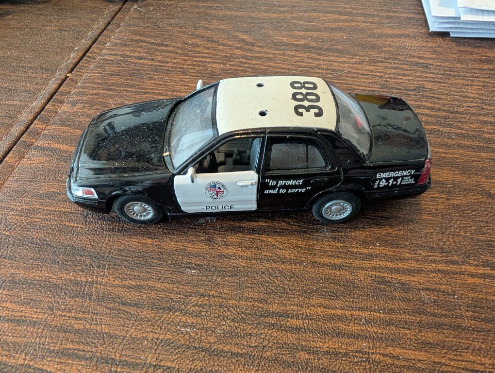 Kingsmart Ford Crown Vic Police car 1/64  motorize