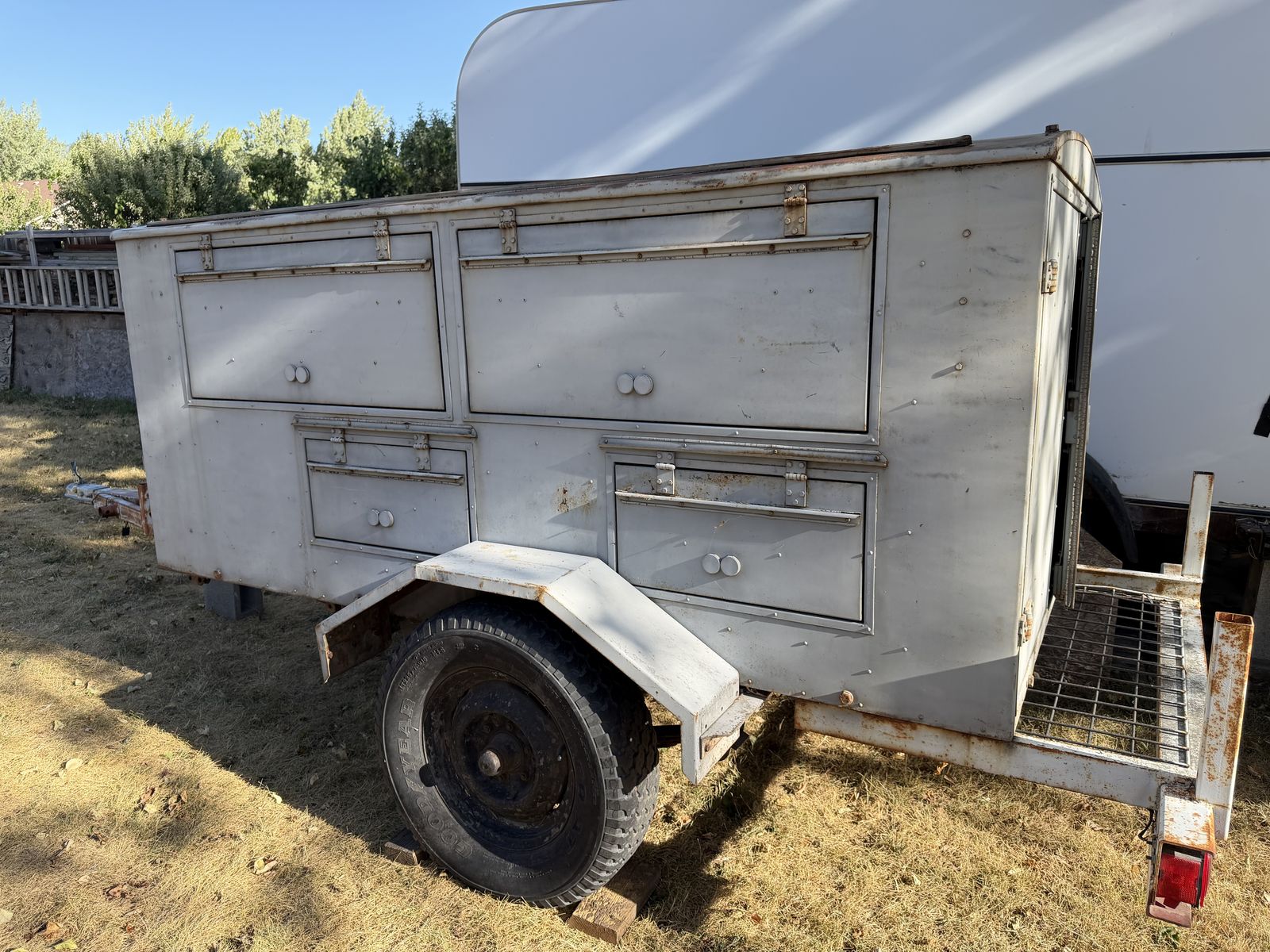 Enclosed trailer