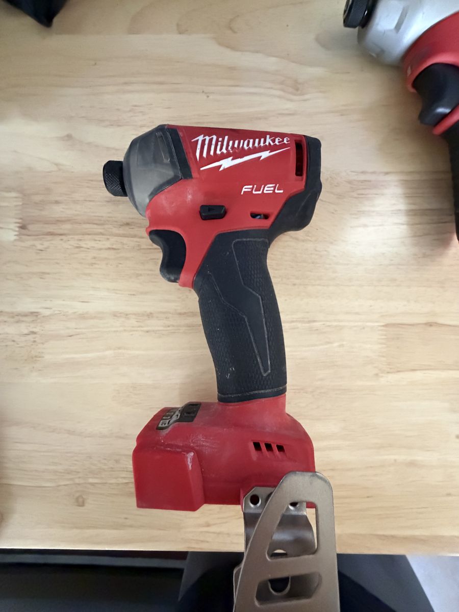 Milwaukee M18 Fuel Surge 1/4 Impact Driver