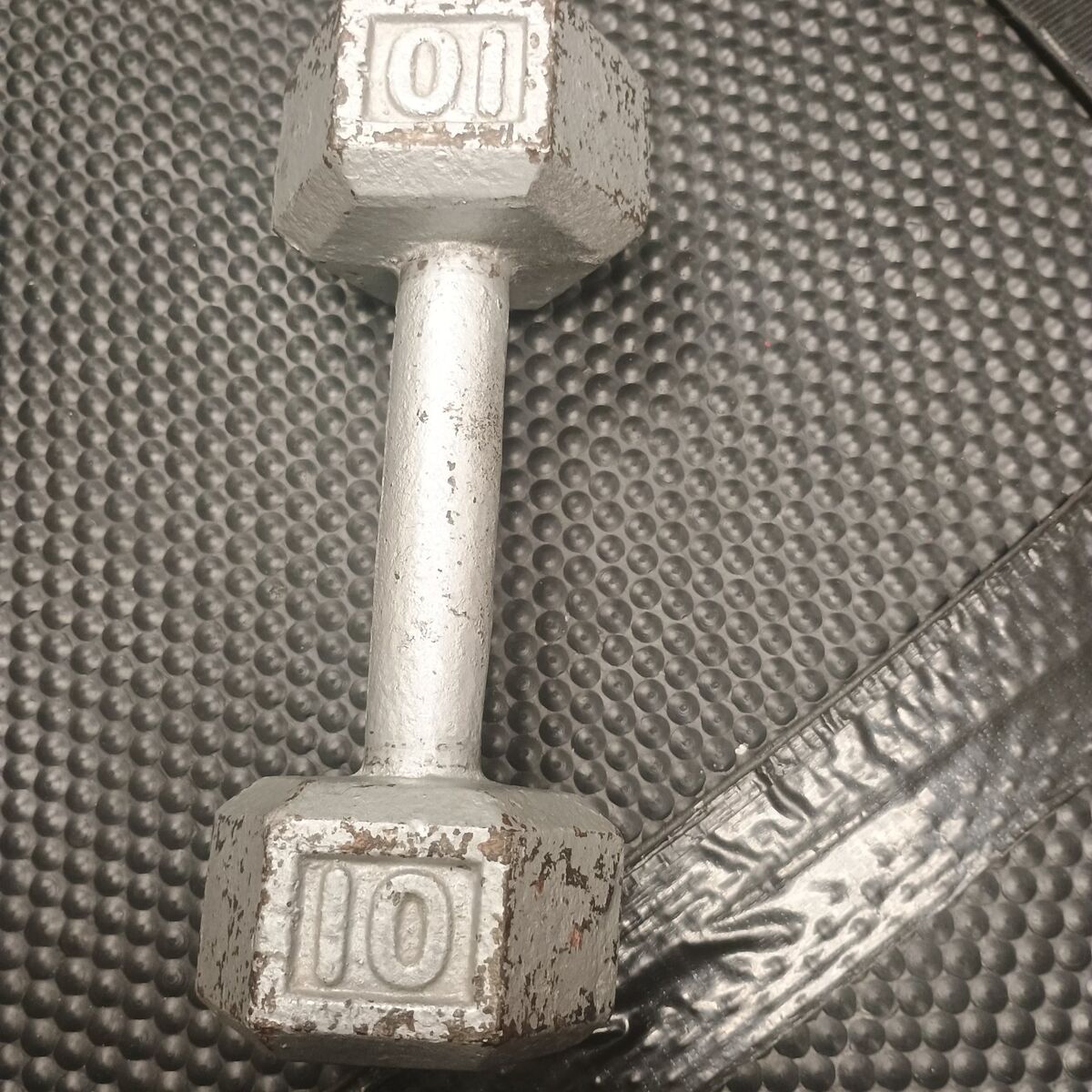 single cast iron 10lb dumbbell