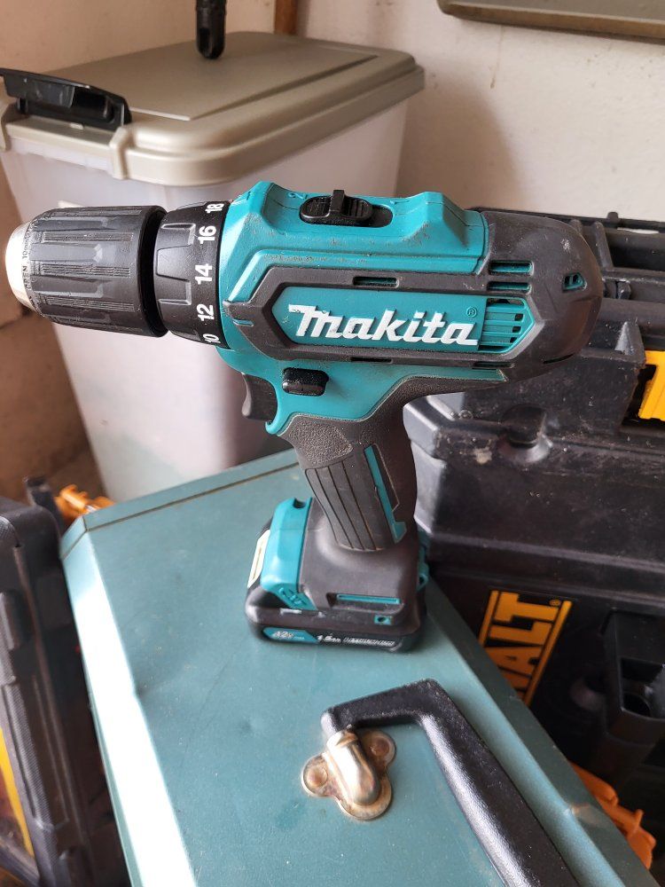 Makita 1/2" Drill Driver w/Battery 
**No Charger **
