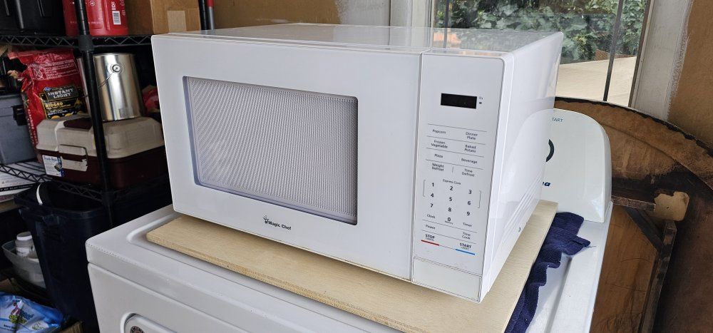 Magic Chef Countertop Microwave HMM1110W White 1000W Used