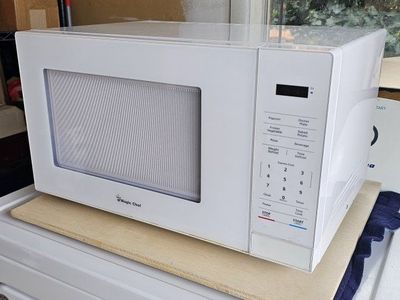 Magic Chef Countertop Microwave HMM1110W White 1000W Used