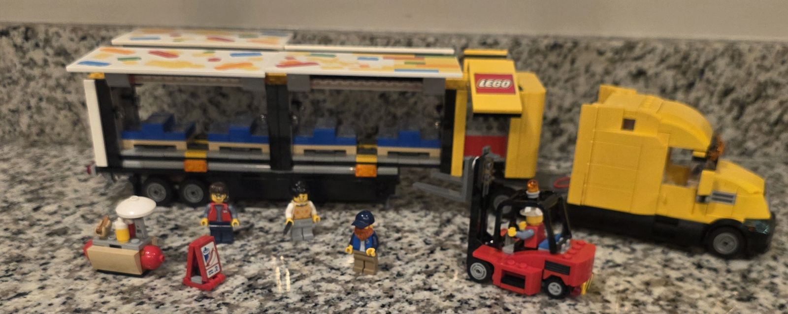 LEGO City Yellow Delivery Truck Set 60440 - 100% Complete with Minifigures
