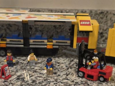 LEGO City Yellow Delivery Truck Set 60440 - 100% Complete with Minifigures