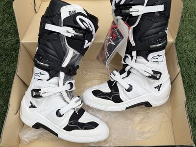 AlpineStars Tech 7 Boots Brand New