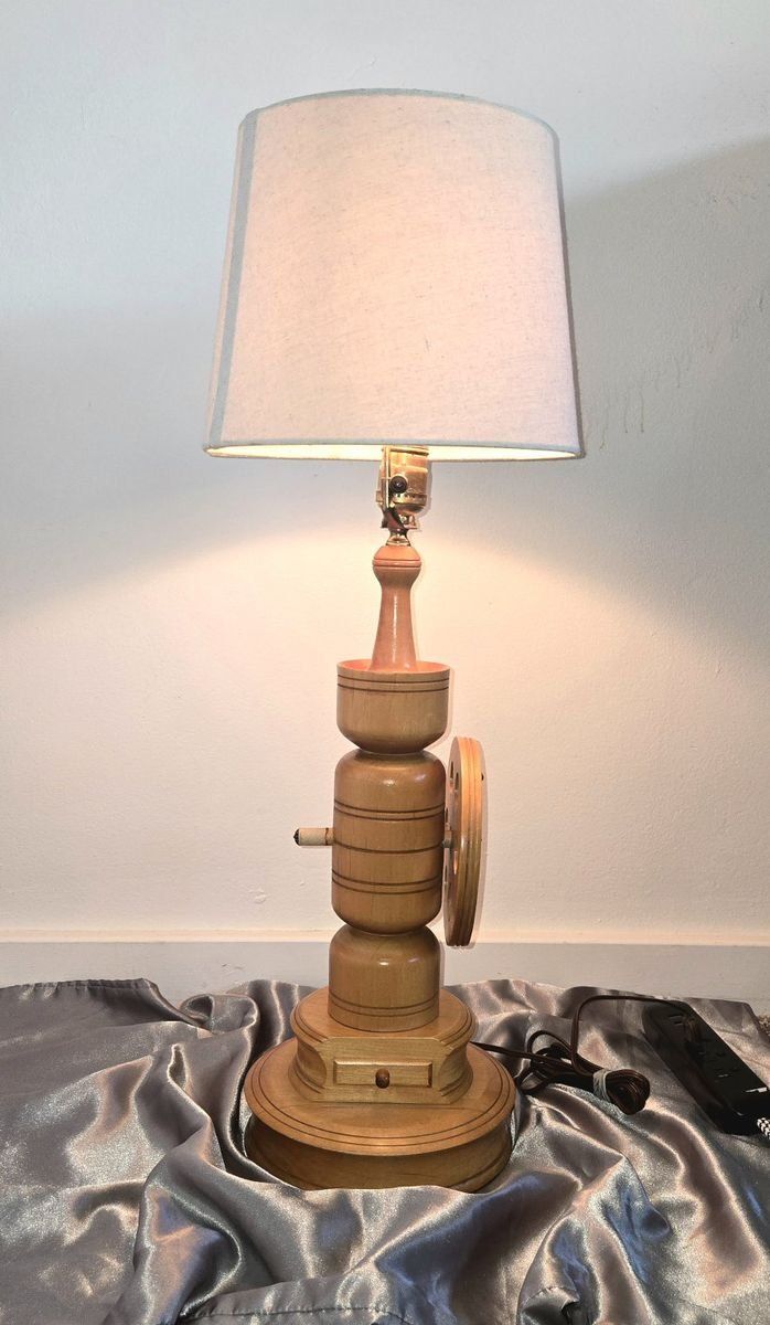 *working* Vintage Mid Century Colonial Revival Maple Wood Spinning Wheel Table Lamp - Novelty Boho [1960-70s]