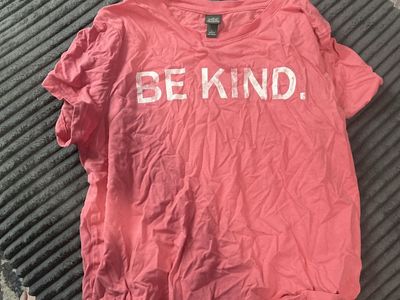 Wild Fable Pink "BE KIND" Graphic T-Shirt Women's Size Large Used Good