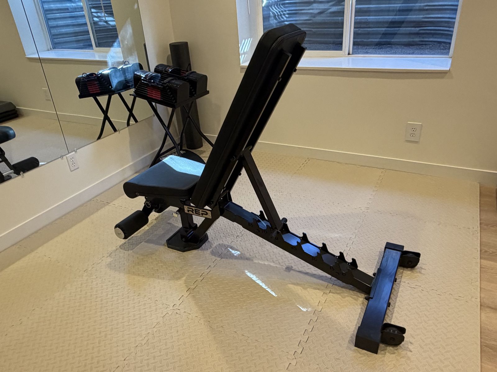 Adjustable weight bench