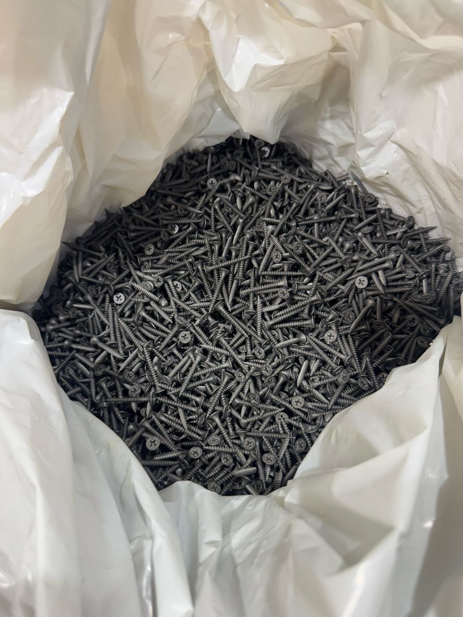 box of Scorpion Type S/P drywall screws (Tornillos para Placas de Yeso)