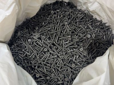 box of Scorpion Type S/P drywall screws (Tornillos para Placas de Yeso)