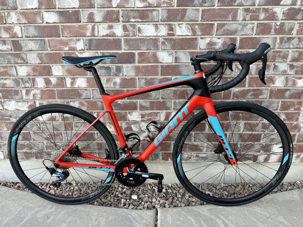 Medium 2018 Giant Defy Advanced 1 Carbon Road Bike