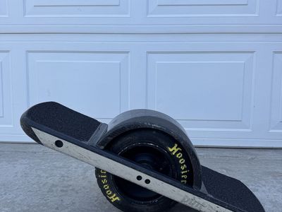 Onewheel Pint Electric Skateboard with Hoosier Tire and Carbon Fiber Fender