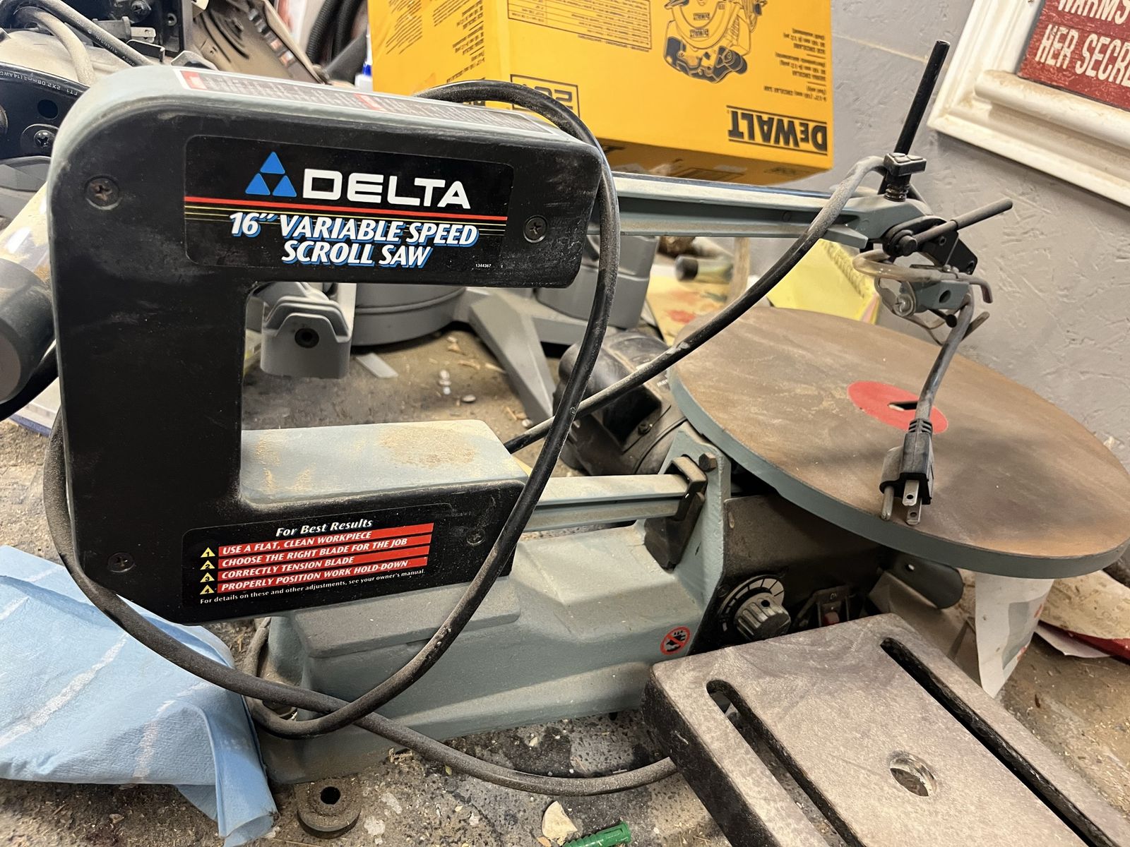 Delta 16" Variable Speed Scroll Saw Model 40-540 for Detailed Woodworking Projects