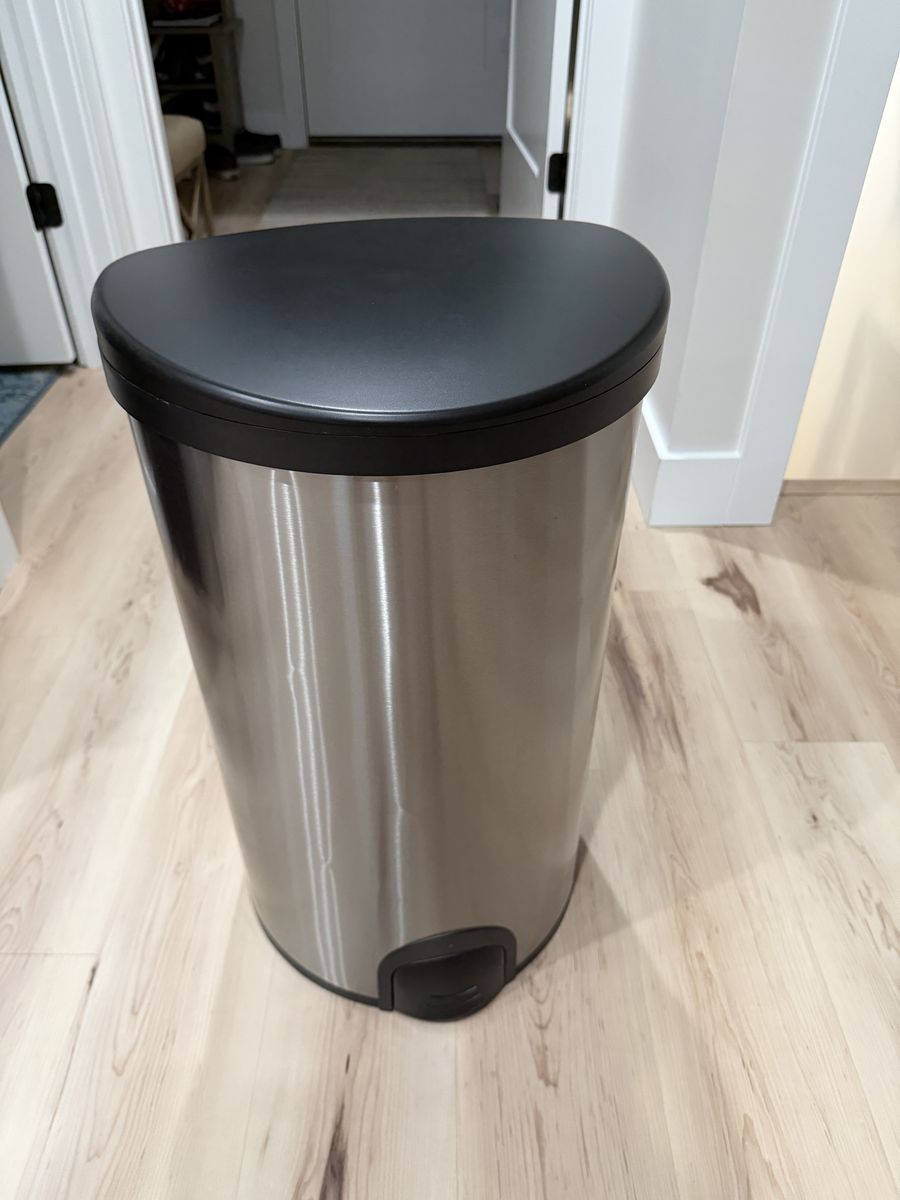 Foot sensor trash can