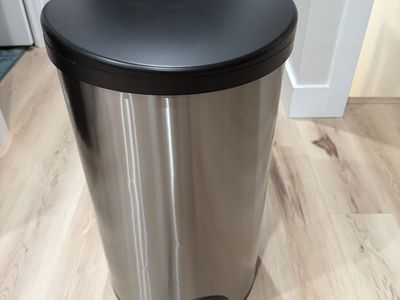 Foot sensor trash can