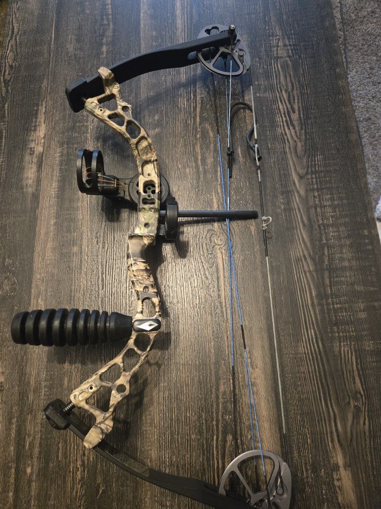 Diamond by Bowtech Atomic Compound Bow w/ TruGlo sight & Apex Gear stabilizer