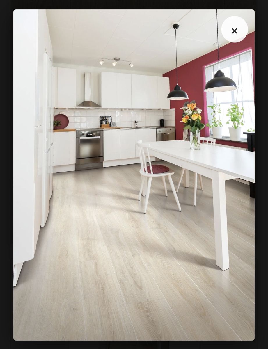 Mohawk Rare Vintage-Sandcastle Oak laminate flooring.