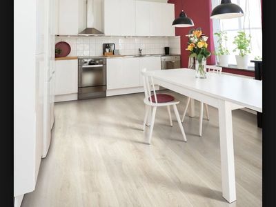 Mohawk Rare Vintage-Sandcastle Oak laminate flooring.