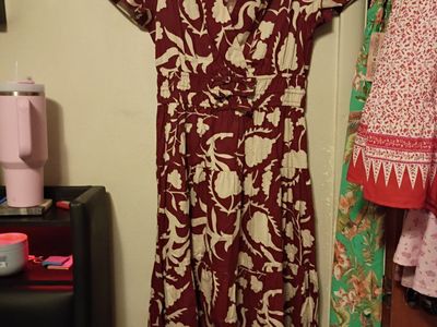 Cute Burgundy & White Floral Print Dress - Size Large - Short Sleeve
