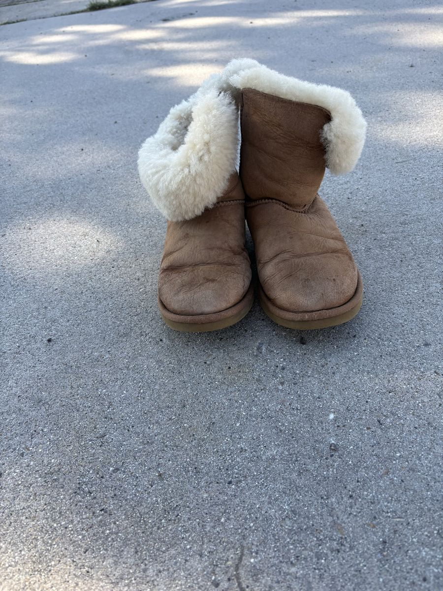 UGG Australia Classic Short Shearling Lined Boots - Chestnut - Size 6 in Women’s