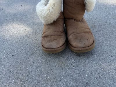 UGG Australia Classic Short Shearling Lined Boots - Chestnut - Size 6 in Women’s