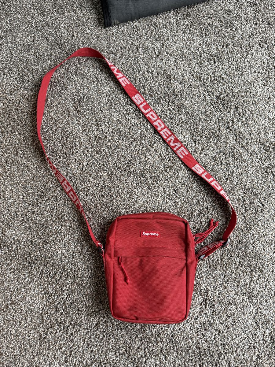 Red Supreme Should Bag (SS18)