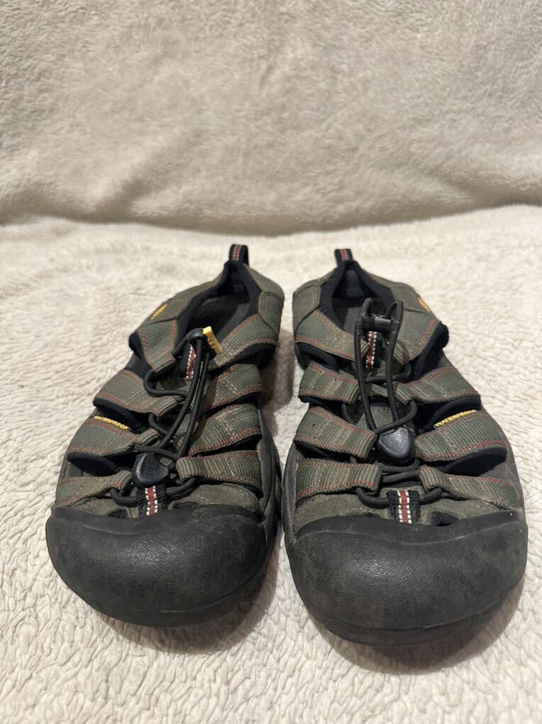 Keen Men’s 7.5 Green Waterproof, Hiking Sandals