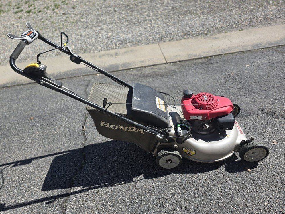 Honda HRR216 Self-Propelled Lawn Mower