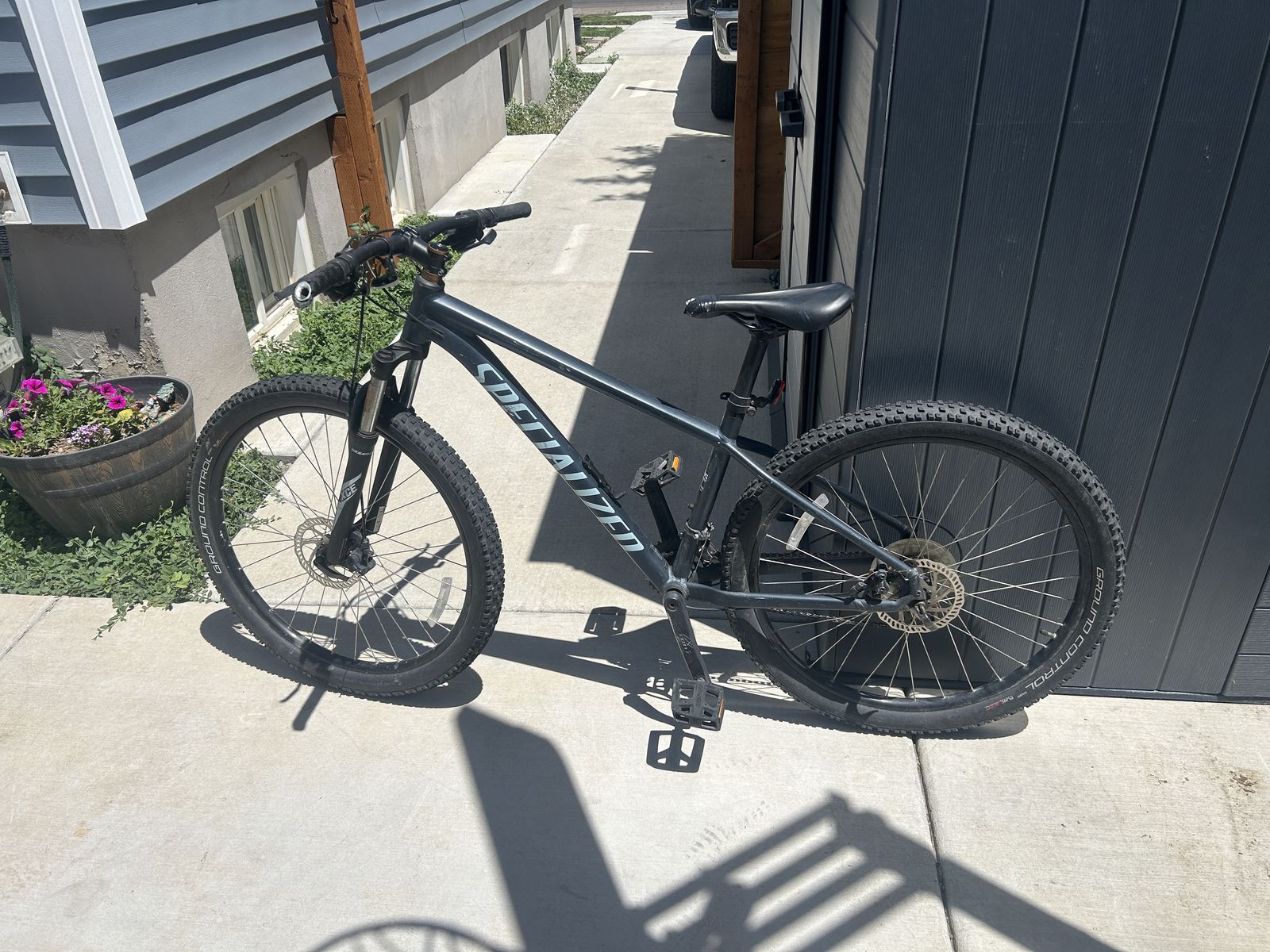 Specialized Rockhopper 2021 - Medium 27.5"
