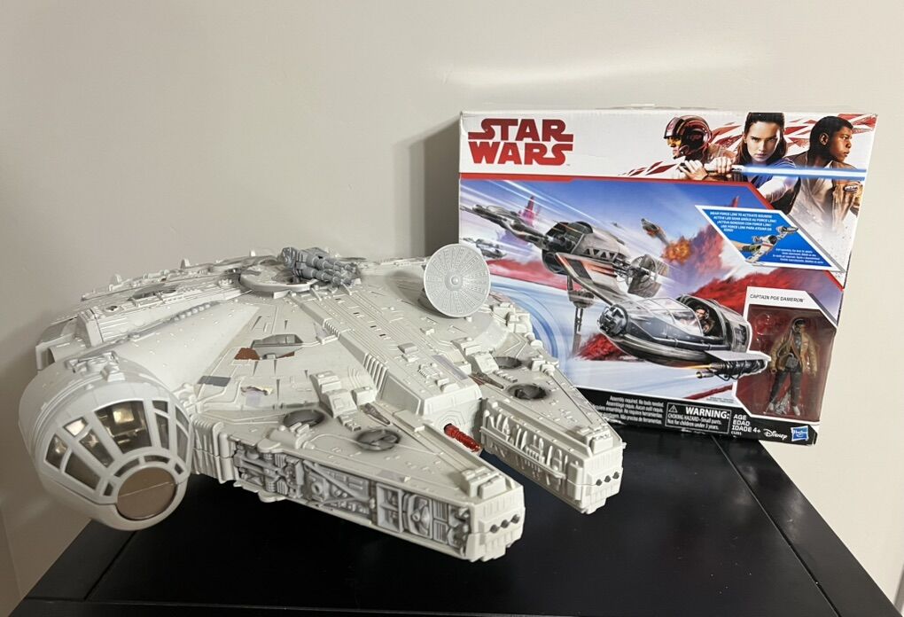 Millennium Falcon + Resistance Ski Speeder/FIGURES