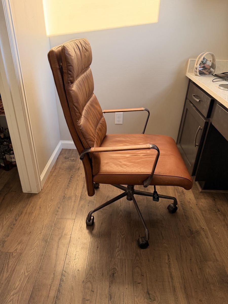 Luxurious Brown Leather Office Chair - Executive Style Swivel Desk Chair with Armrests