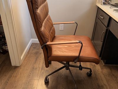 Luxurious Brown Leather Office Chair - Executive Style Swivel Desk Chair with Armrests