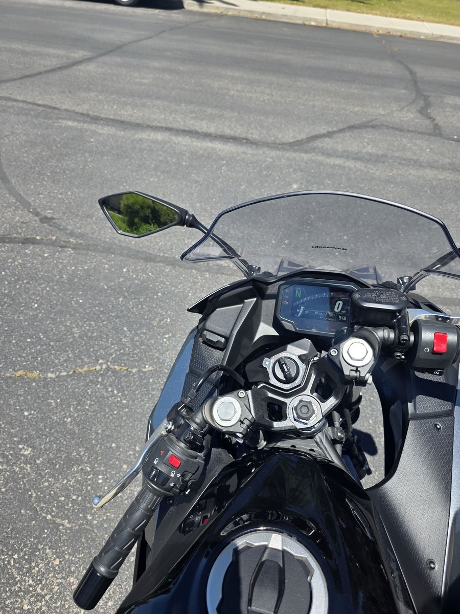 2025 Kawasaki Ninja 500SE