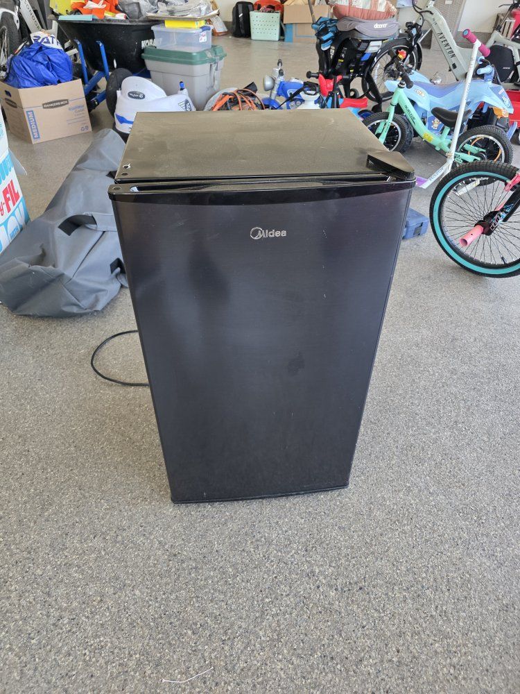 Midea Compact Mini Fridge Black - Perfect for Dorms, Offices, or Extra Storage