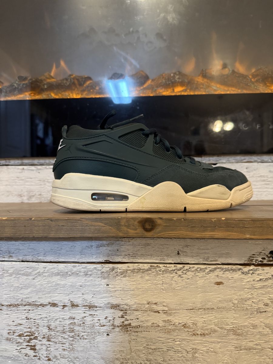 Nike Air Jordan 4 – Women’s Size 9 – $40