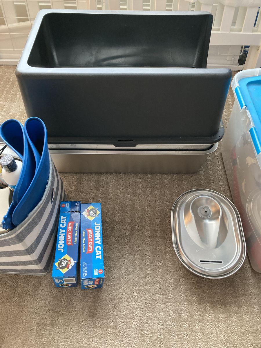 Cat Starter Pack - Litter Box, Water Fountain, Food, Bowls
