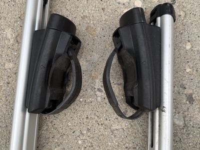 Thule AeroBlade Roof Rack – 450R Crossroad Feet, Locks & Key